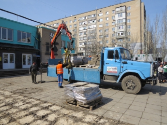 На улице Кирова выкладывают гигантскую шахматную доску и установят электронные часы (видео)