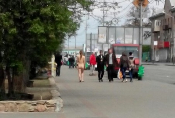 По городу гуляла совершенно голая женщина (фото)