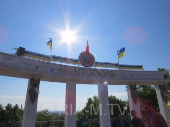 Нардеп обвинил мэра в сепаратизме за копию флага «Победы» на центральной площади