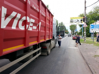 На светофоре грузовик врезался в Ниву (добавлены фото)