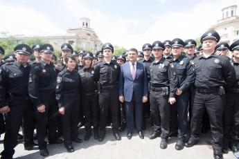 В Мариуполе приняли присягу патрульные полицейские