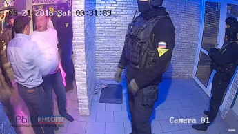 В Севастополе "Беркут" во время обыска клуба применил оружие и избивал посетителей, - хозяйка (видео)