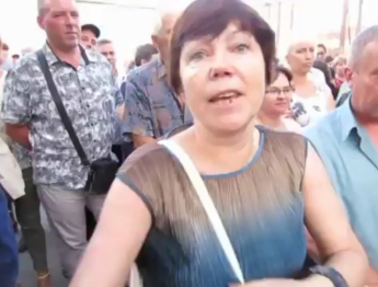 Теща отстраненного директора Теплосети, за зятя набросилась на журналиста (видео)