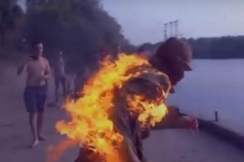 Шутки ради парень облил себя бензином и поджог (видео)