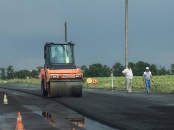 "Сурового" начальника, который контролировал укладку дороги в дождь, уволили (фото)