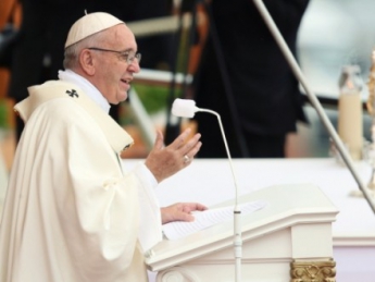 Папа Франциск упал во время мессы в Польше (видео)