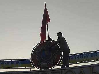 На арку победы сегодня утром опять вернули красное знамя (видео)