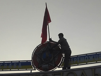 В СБУ и полицию поступила жалоба на политиков, водрузивших красное знамя на площади