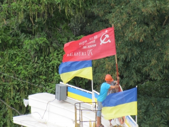 Красный флаг над аркой не продержался и полдня (видео, фото)