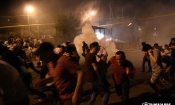 В Ереване в стычках с полицией пострадали 60, задержаны 100 человек