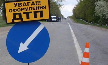 На автодороге Киев-Чоп произошло ДТП с участием 3 легковушек и микроавтобуса, есть пострадавшие (видео)