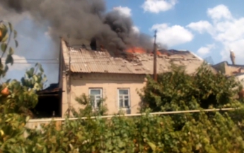 В Мелитополе горит завод. Огонь перекинулся на частный сектор (добавлено видео)