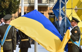 Порошенко заявил, что в СССР сочетание цветов украинского флага считалось криминалом