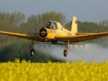 Самолет вылил химикаты на дома и огороды жителей Кубани
