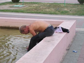 Полуголый мужчина плавал в городском фонтане (видео)