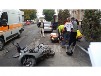 Таксист сбил мотоциклиста. Пострадавшего увезла "скорая" (добавлено видео)