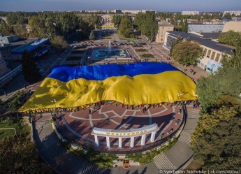 Горожане делали «селфи» на фоне гигантского сине-желтого флага-рекордсмена (фото, видео)