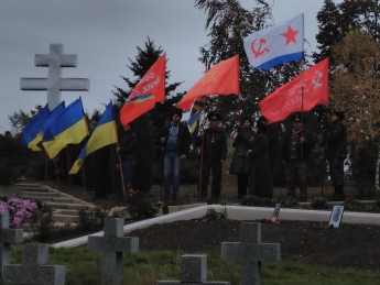 Отличились - мелитопольцы удивили Чапаевку красными знаменами (фото)