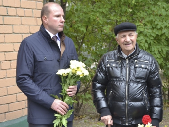 К памятной табличке Герою Советского Союза пришел с цветами его друг (фото)