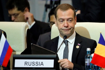 Медведева эвакуировали с форума (видео)