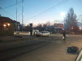 Покалеченный внедорожник "припарковался" на центральном проспекте (фото)