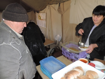 Бездомных начали кормить горячими обедами за 15 грн. в день