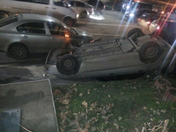В центре города тройное ДТП – один из автомобилей перевернулся на крышу (фото)