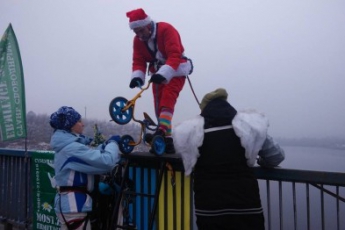 Дед Мороз на велосипеде прыгнул с моста (фото)