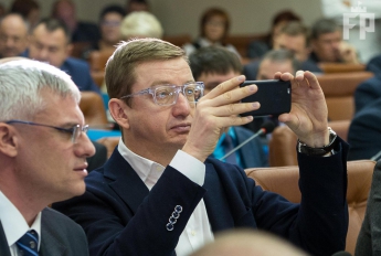 Запорожский депутат похвастался в сети коллекцией дорогих телефонов (фото)