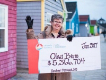 Жительница Канады выиграла в лотерею 4 миллиона долларов, зачеркнув числа, которые приснились ей 27 лет назад