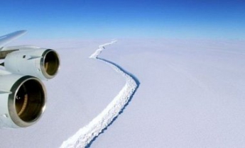 Ученые: от Антарктиды скоро отколется огромный айсберг (фото)