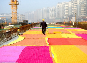Китайцы с помощью одеял «спасли» дорогу от непогоды (фото)