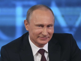 В сети иронизируют над Путиным, который фотографируется с одним и тем же "народом"