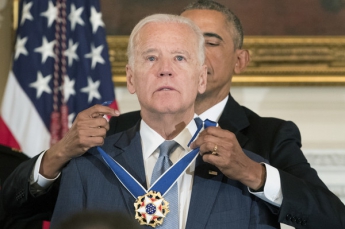Байден прослезился при получении Президентской медали Свободы (видео)