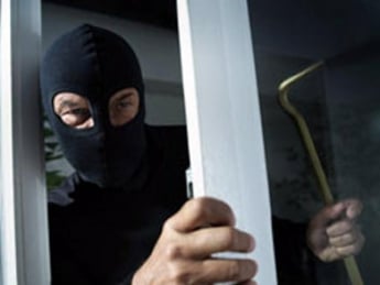 Вооруженные люди в масках связали хозяев и ограбили дом