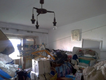 Жительница Днепра превратила свою квартиру в мусорную свалку (видео)