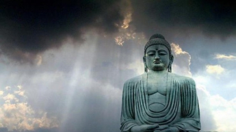 В Китае из водоема возникла древняя статуя Будды (фото)