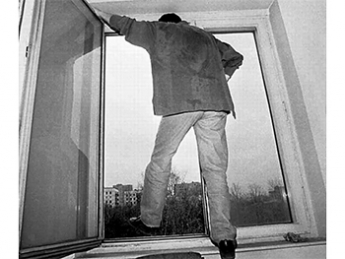 В Харькове парень выпал из окна многоэтажки