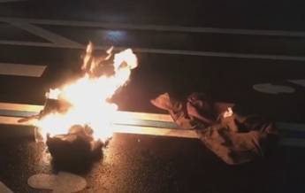 В США митингующий против Трампа пытался сжечь себя (видео)
