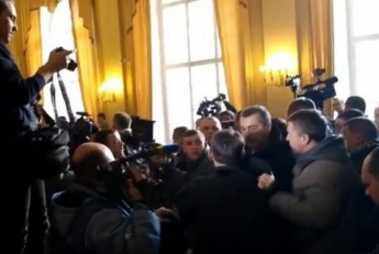 Драка в Львовском горсовете: мэр Садовой убегал из сессионного зала (Видео)