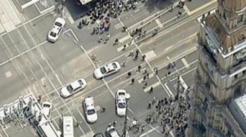 В Австралии автомобиль намеренно врезался в толпу пешеходов