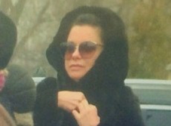 Корольова приїхала на похорон бабусі у темних окулярах (фото)