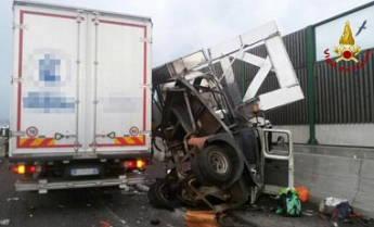 В Италии в аварию попал автобус с детьми: больше десяти погибших