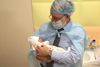 Директор клиники, в которой появился ребенок "от трех родителей": Малышка похожа на папу