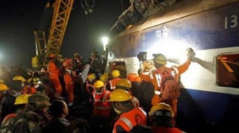 Крушение поезда в Индии: число жертв возросло