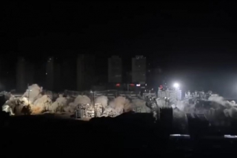 В Китае за десять секунд снесли 19 зданий: видео