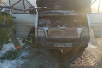 Микроавтобус с тернопольскими номерами загорелся на ходу (фото)