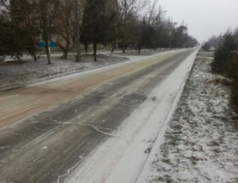 Дороги в Акимовке посыпают крадеными ракушками (Фото)