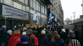 Люди в камуфляже захватили Дом профсоюзов в Киеве