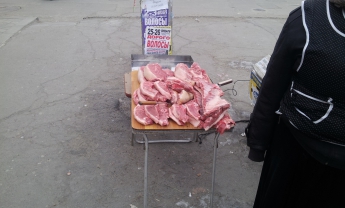 Свининой в городе торгуют уже на тротуарах (фото)
